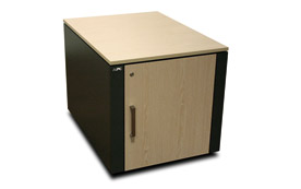 Komplettes IT-Equipment inklusive Klimatisierung in einem dezenten und schalldämpfenden Schrank von APC.